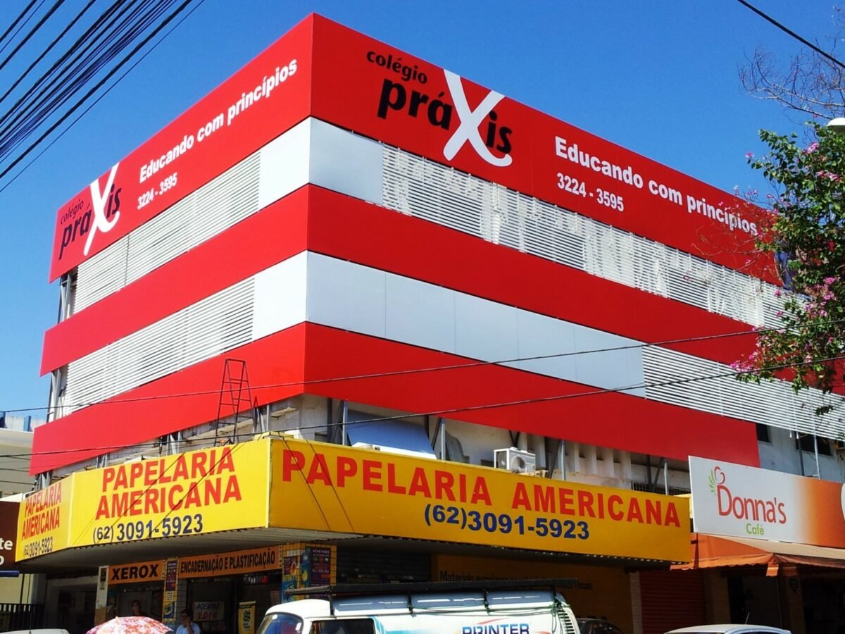 Fachada em ACM vermelho com brise de metalon - Colégio Práxis