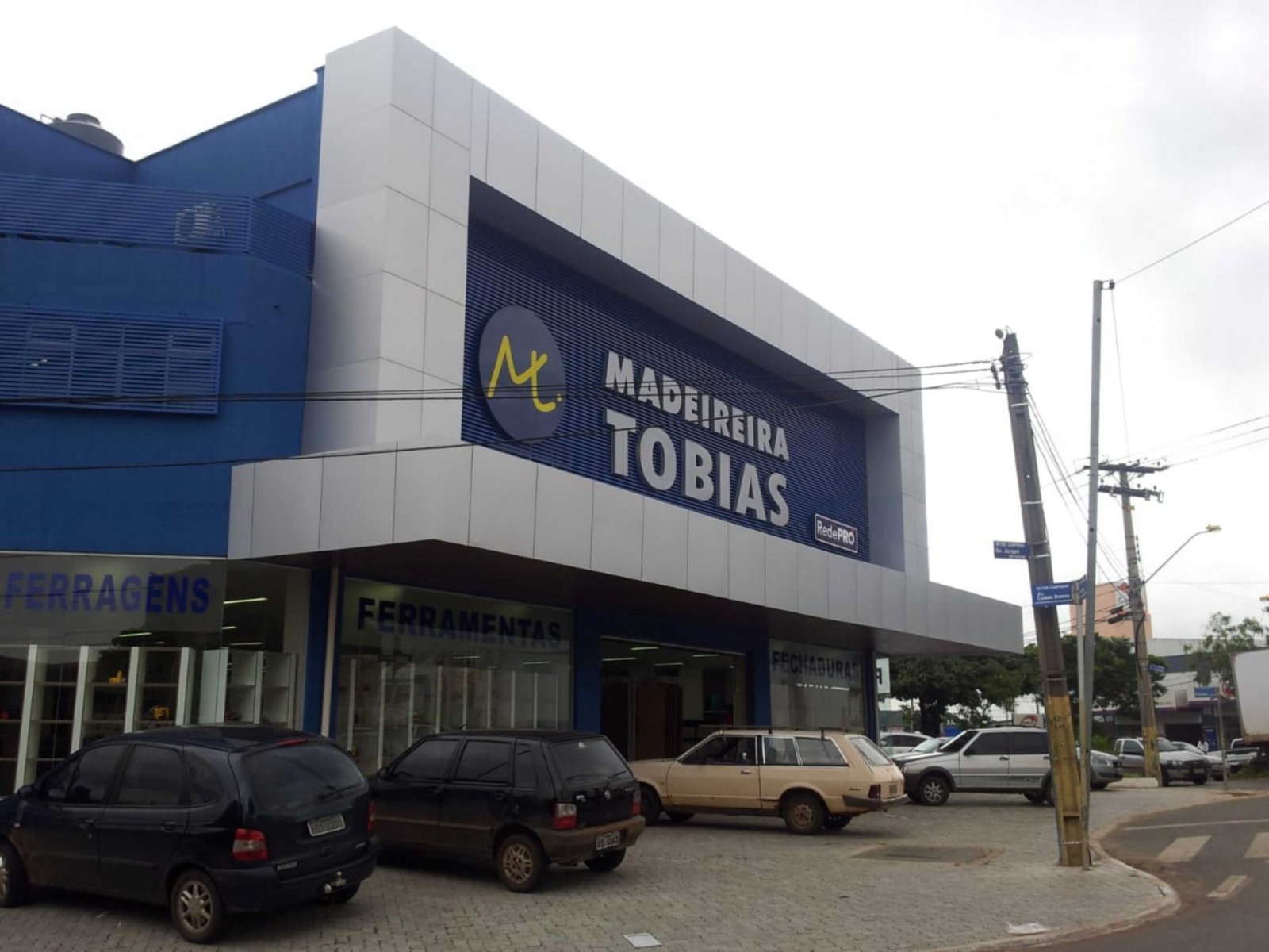 Fachada em ACM com cobertura em telha e letra caixa - Madeireira Tobias