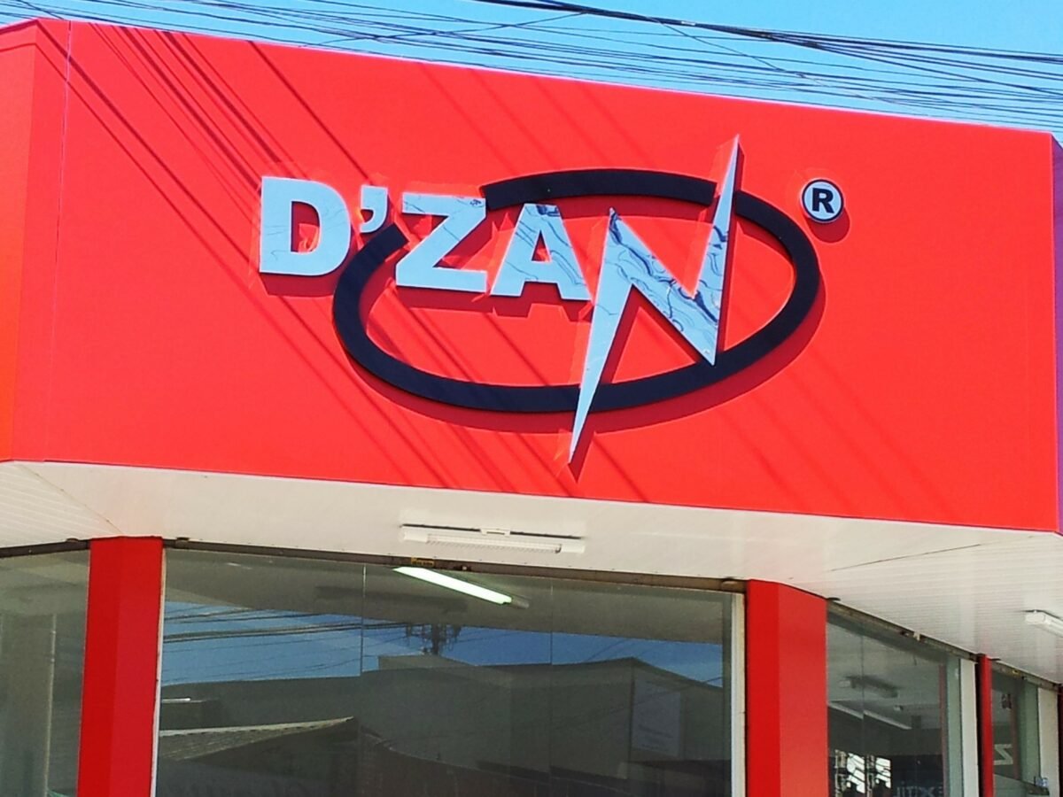 Fachada em ACM vermelho com letra caixa em aço inox e galvanizado - D'ZAN