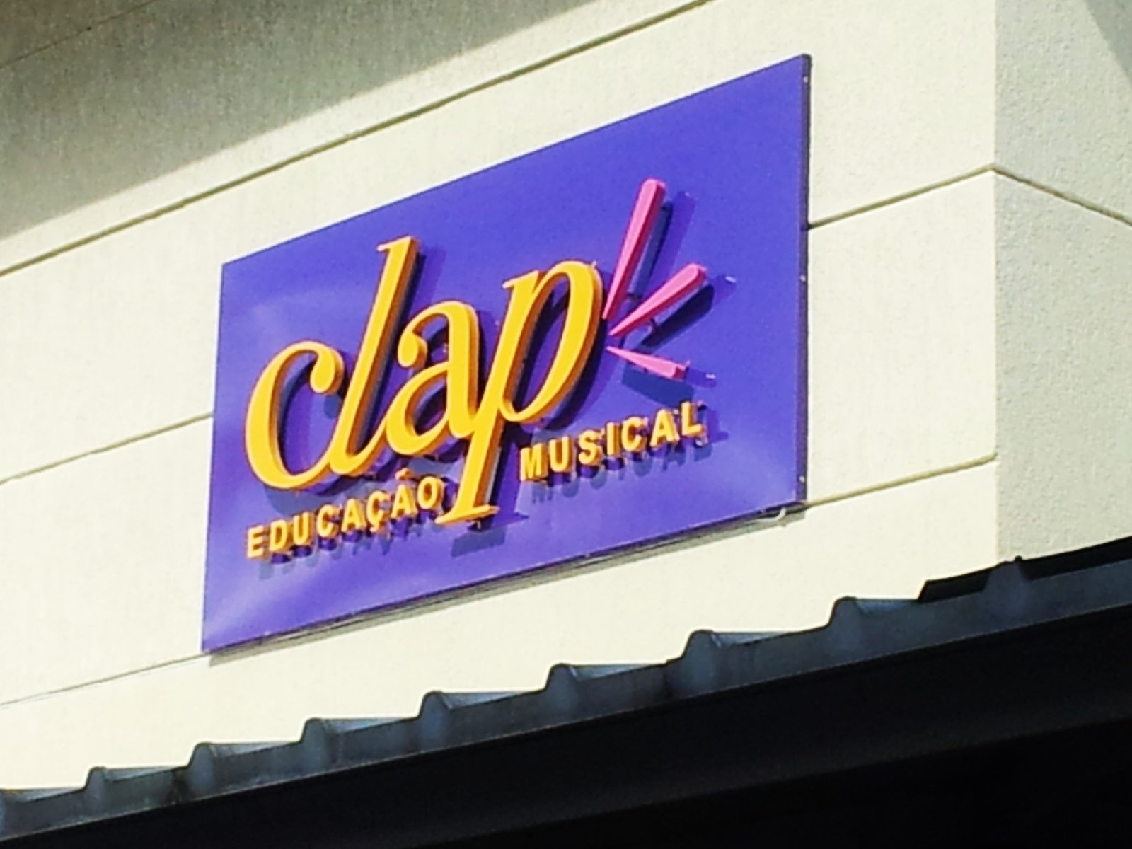 Fachada em ACM com letra caixa iluminada por LED indireto - Clap Educação Musical