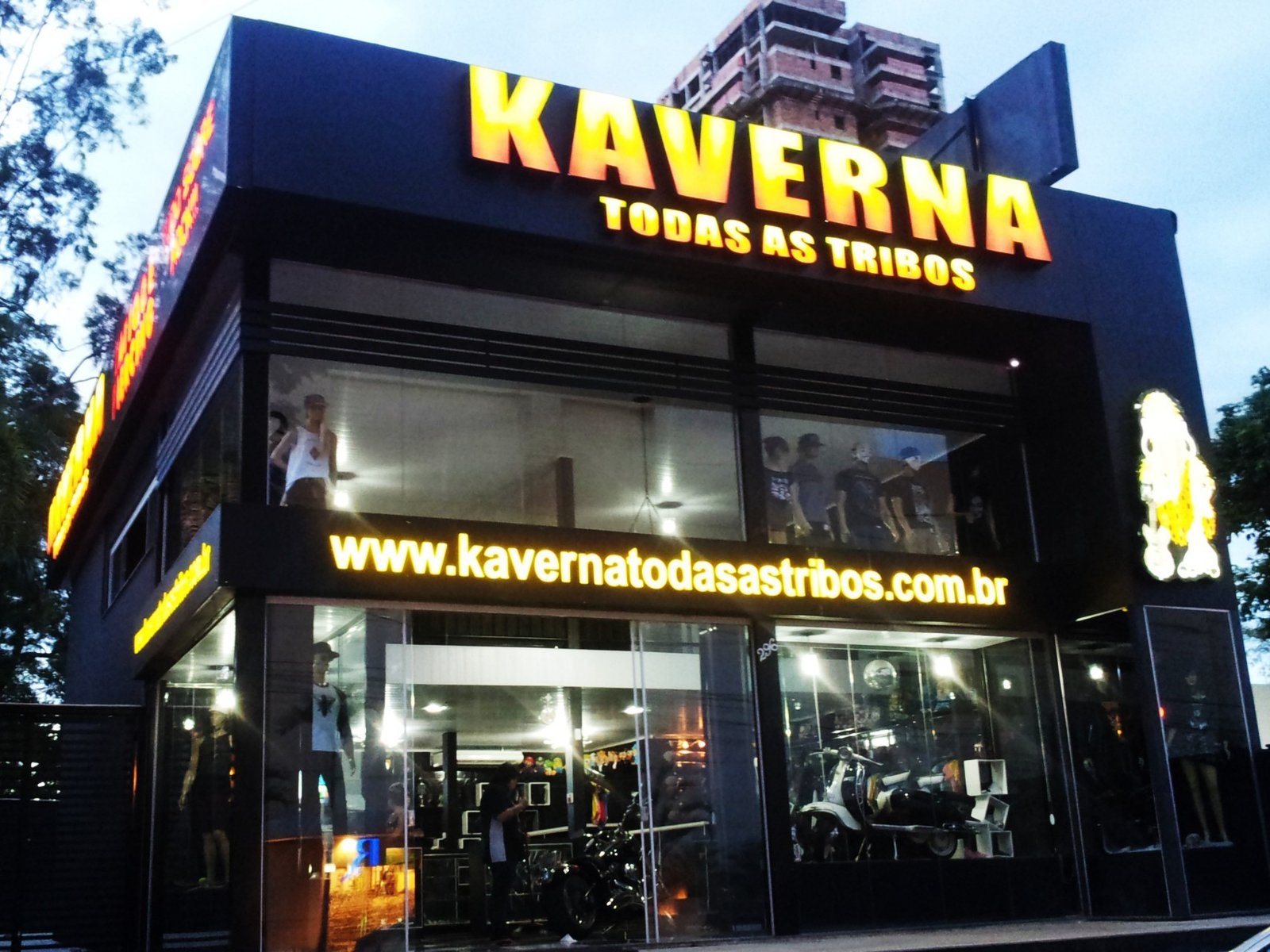 Fachada em ACM com letra caixa iluminada em LED - Kaverna