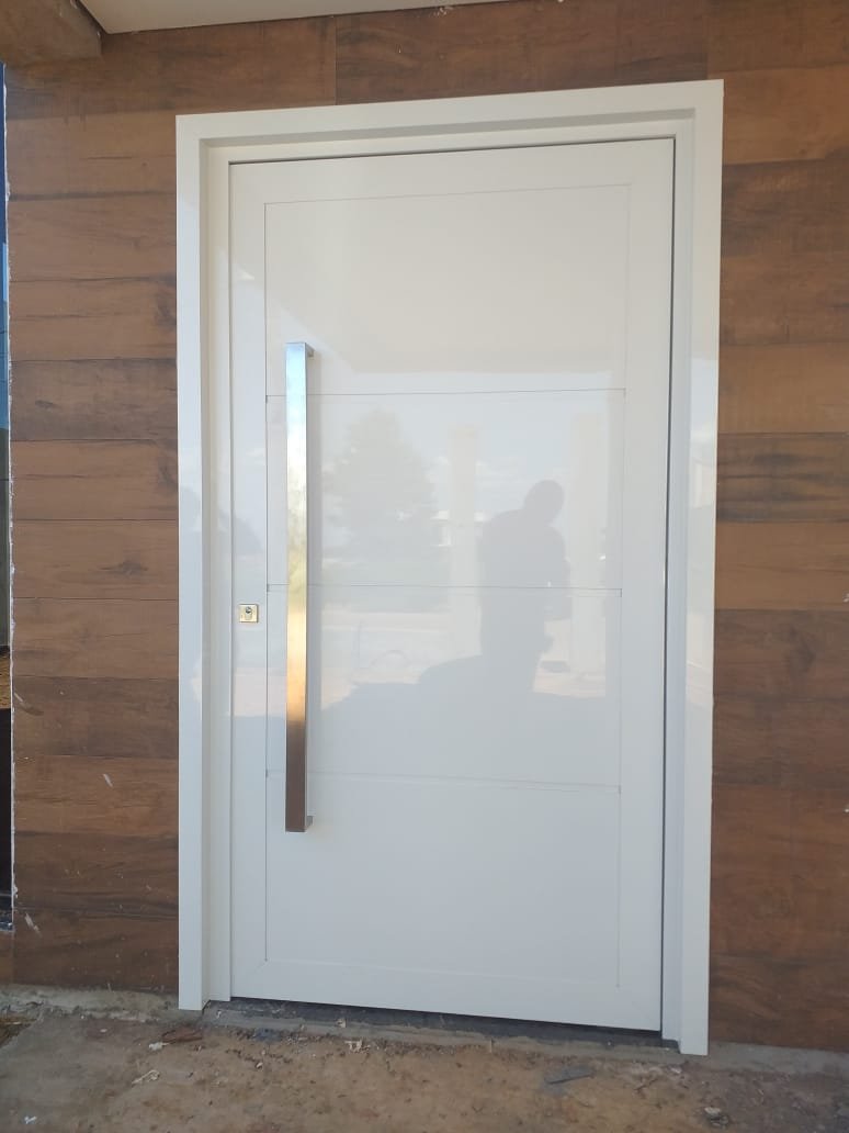 Porta pivotante em ACM branca com puxador em inox